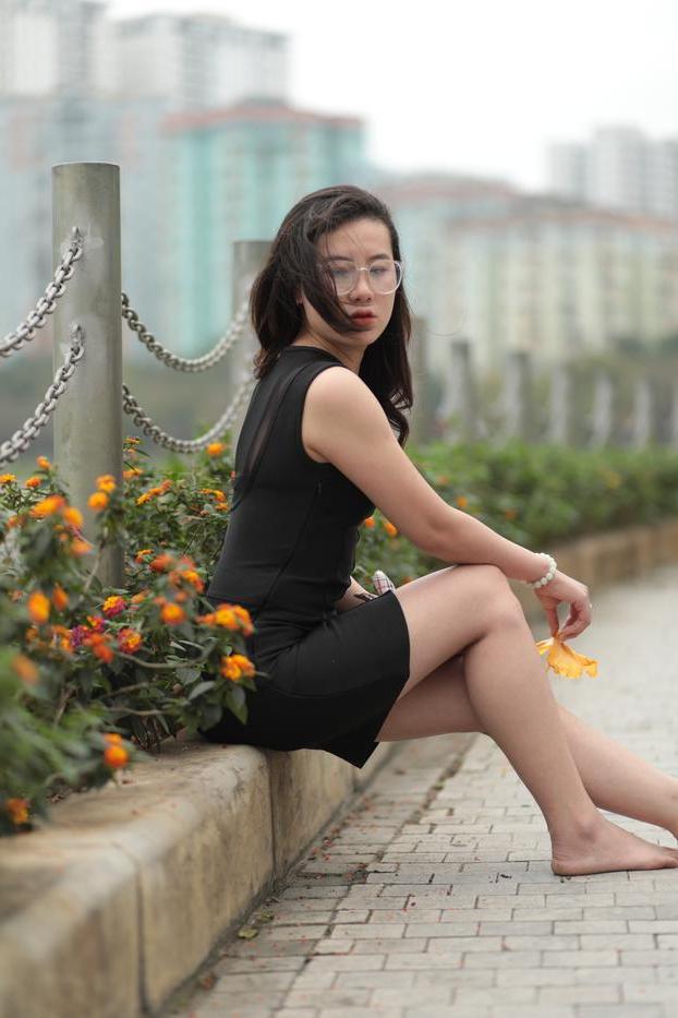 20P Nena asiática descalza hace una provocación caliente con un vestido negro sexy al aire libre