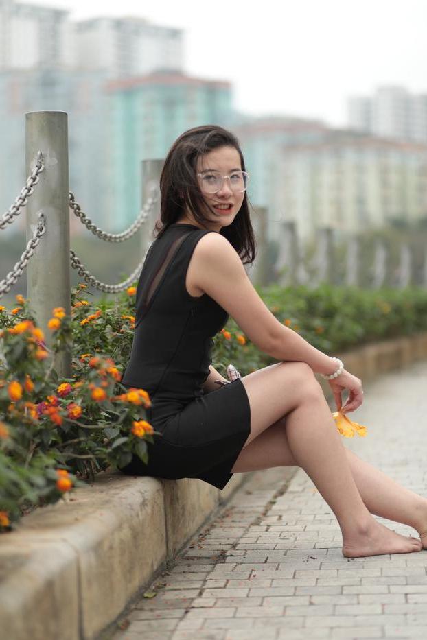 20P Nena asiática descalza hace una provocación caliente con un vestido negro sexy al aire libre