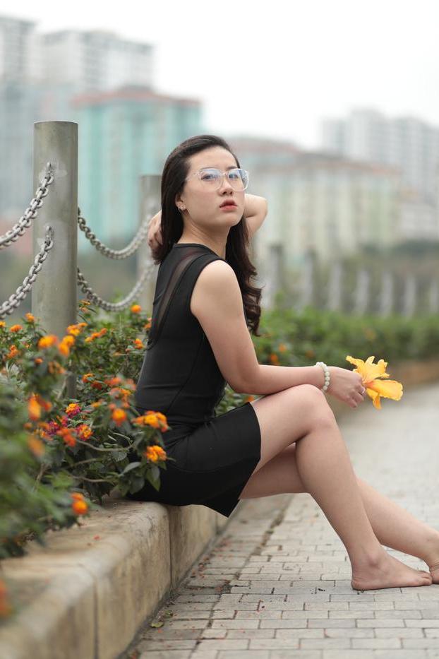 20P Nena asiática descalza hace una provocación caliente con un vestido negro sexy al aire libre