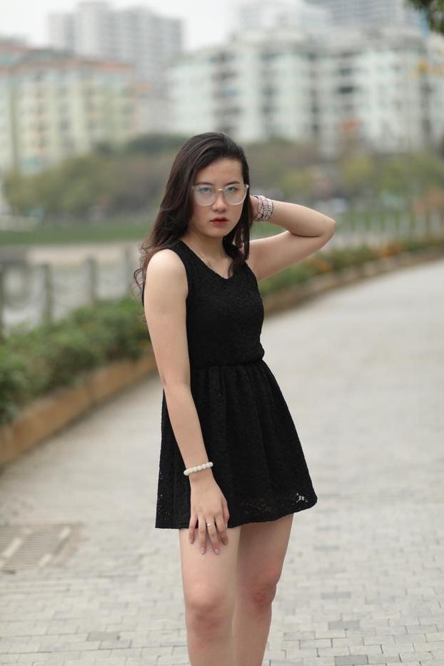20P Nena asiática descalza hace una provocación caliente con un vestido negro sexy al aire libre