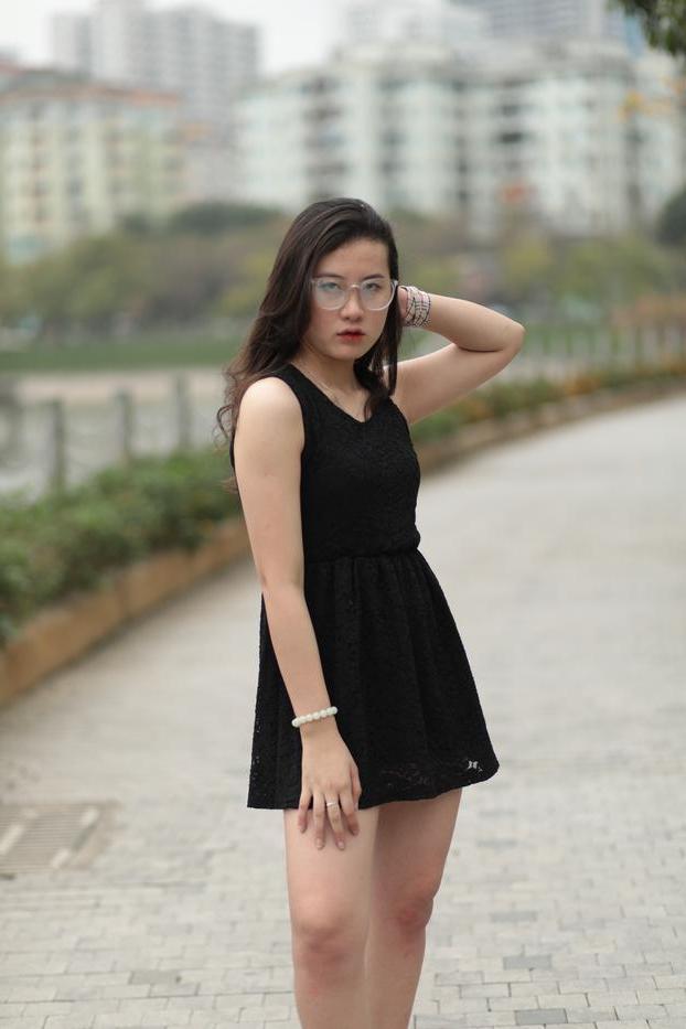 20P Nena asiática descalza hace una provocación caliente con un vestido negro sexy al aire libre