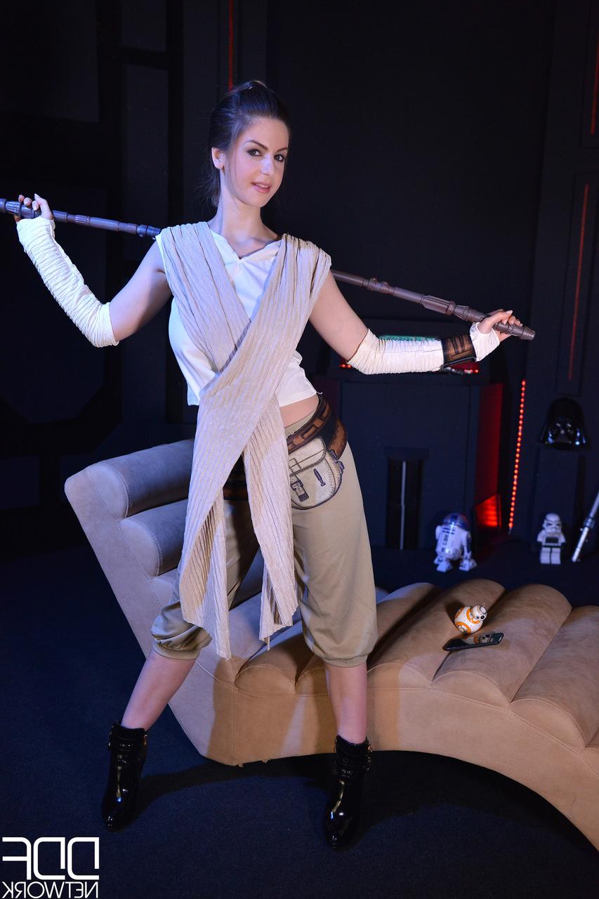 16P Die Jedi-Kriegerin Stella Cox findet freie Zeit, ihren nassen Pfirsich zu berühren