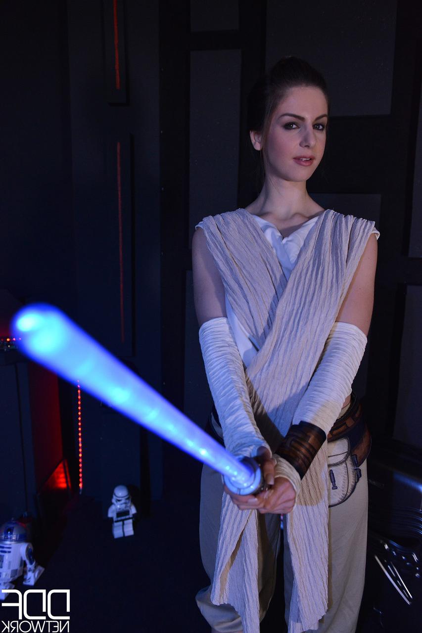 16P Die Jedi-Kriegerin Stella Cox findet freie Zeit, ihren nassen Pfirsich zu berühren