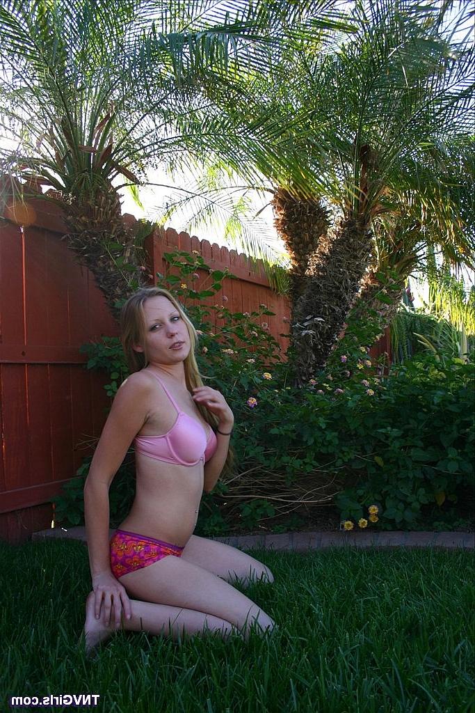 20P Linda adolescente mostra seu corpo esguio e nu com peitos pequenos ao ar livre