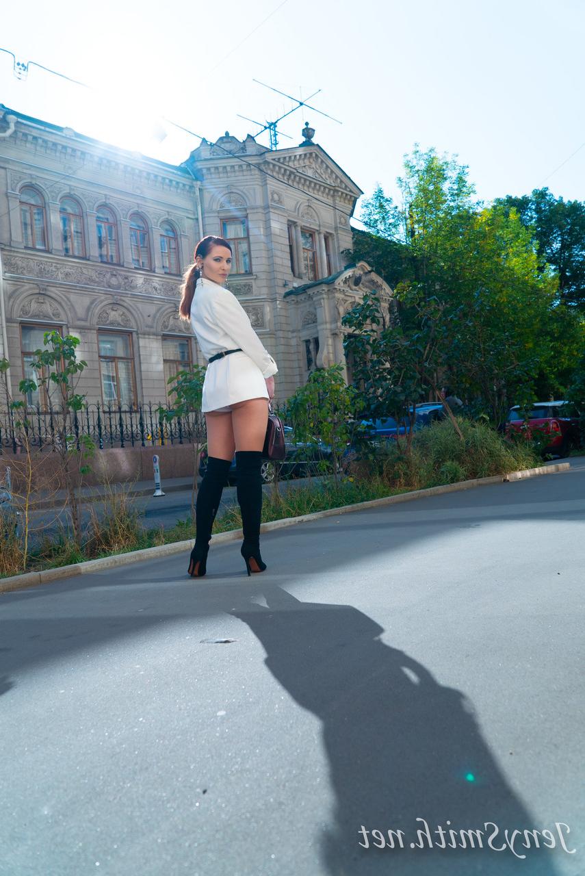 15P Leggy Russian Jeny Smith tira a calcinha e posa em público