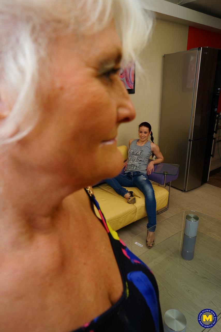 20P Isadora, une jeune maigre, écarte les jambes et se fait lécher la chatte par mamie Juliene.