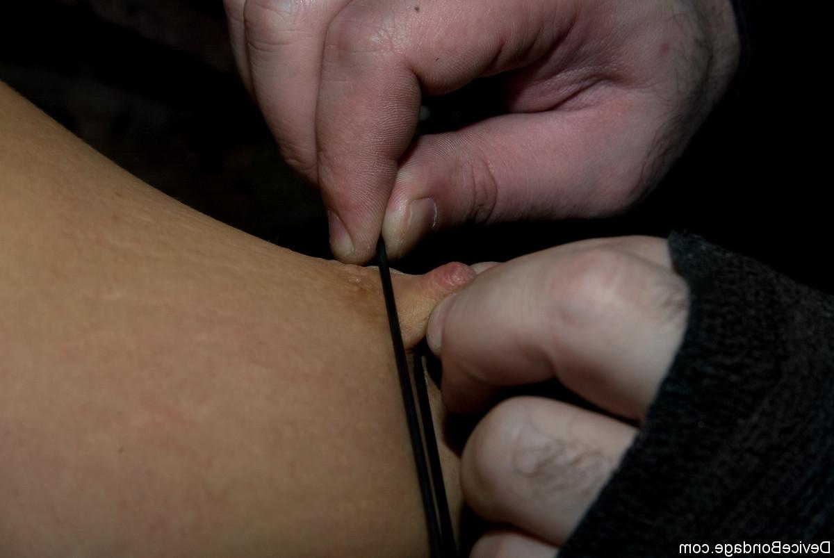 20P La sale star du porno aux gros seins Bella Rossi se fait attacher à une grande roue et se fait jouer.