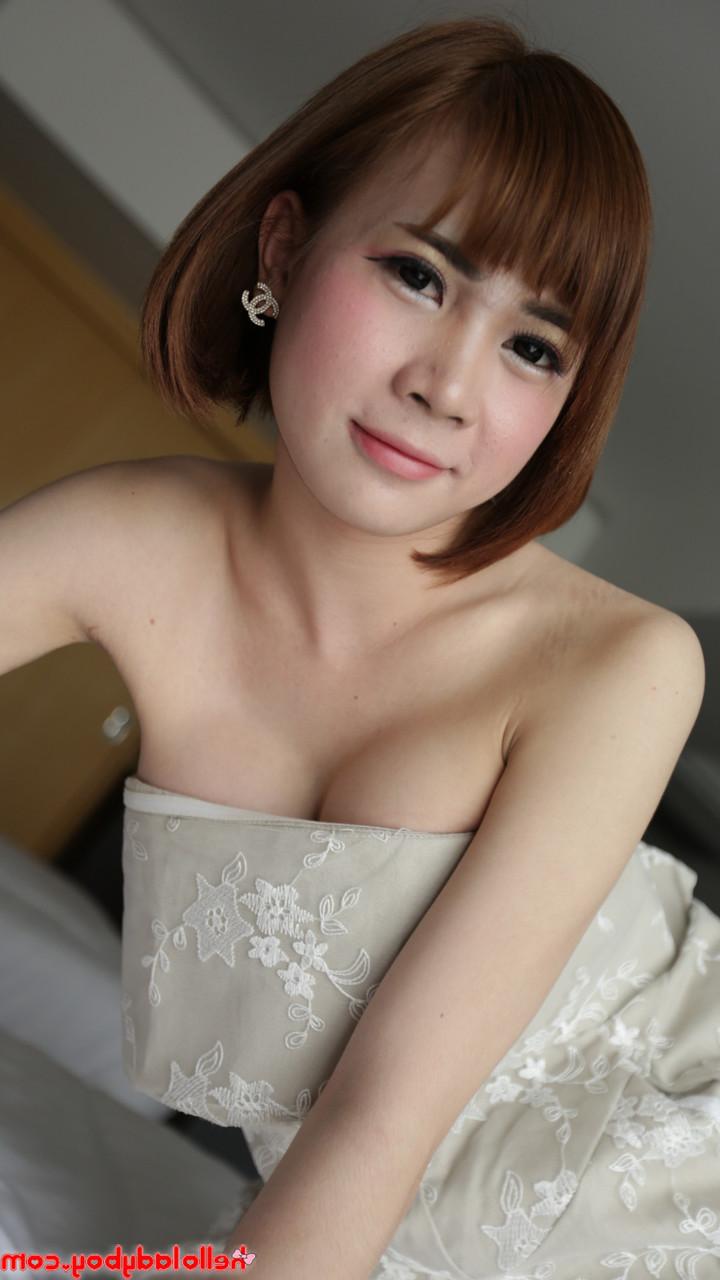 20P Bonita transexual asiática muestra sus tetas perfectas y sus piernas calientes en la cama