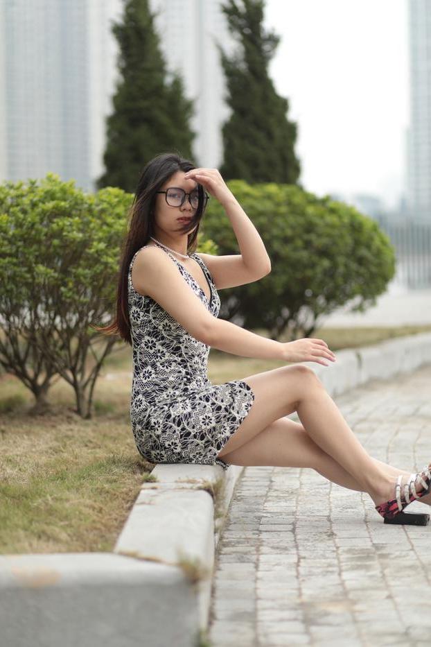 20P Das wunderschöne asiatische Babe Natalia posiert in ihrem sexy Sommerkleid und High Heels in der Öffentlichkeit
