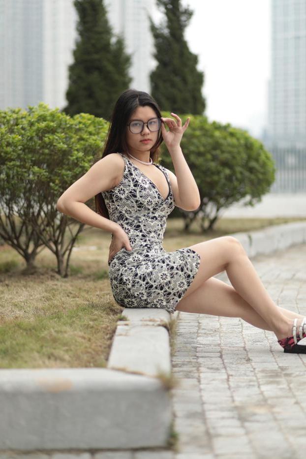 20P Das wunderschöne asiatische Babe Natalia posiert in ihrem sexy Sommerkleid und High Heels in der Öffentlichkeit