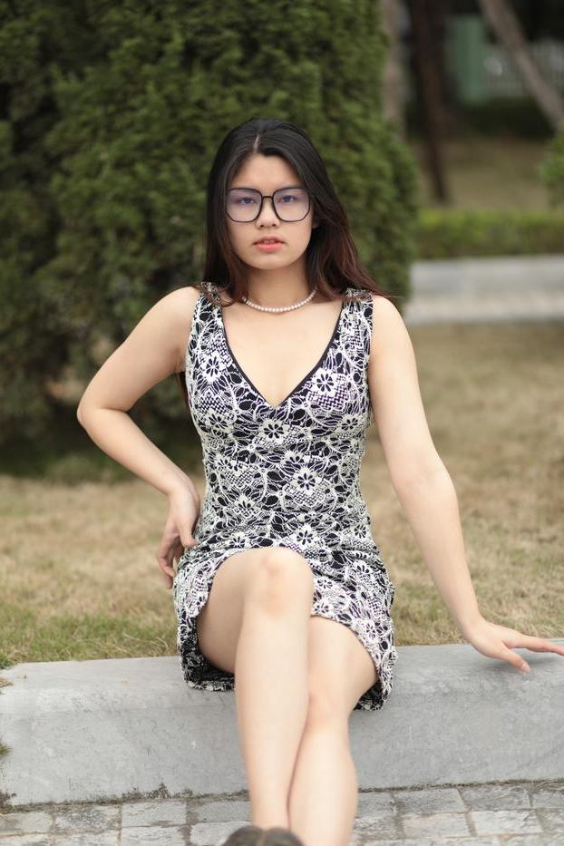 20P Das wunderschöne asiatische Babe Natalia posiert in ihrem sexy Sommerkleid und High Heels in der Öffentlichkeit