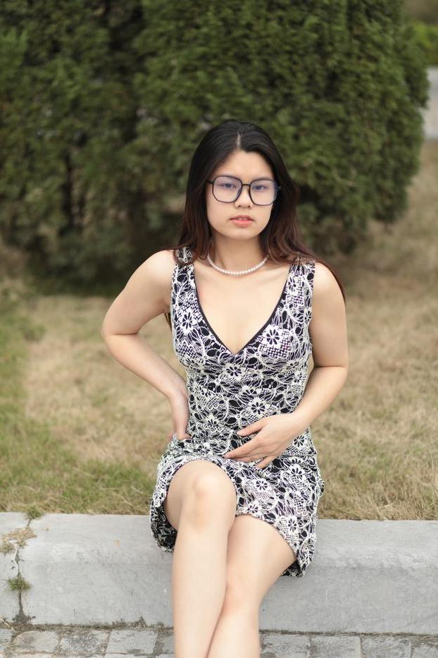20P Das wunderschöne asiatische Babe Natalia posiert in ihrem sexy Sommerkleid und High Heels in der Öffentlichkeit