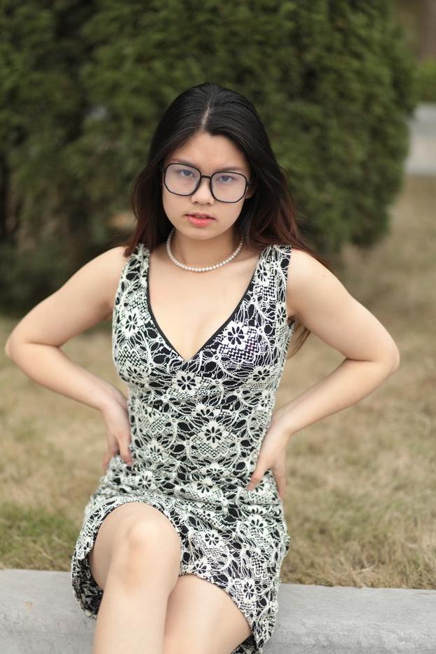 20P Das wunderschöne asiatische Babe Natalia posiert in ihrem sexy Sommerkleid und High Heels in der Öffentlichkeit