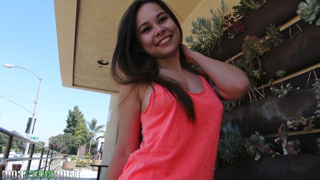 18P A adolescente asiática com tinta Mika Sparx faz um boquete no estranho em um carro