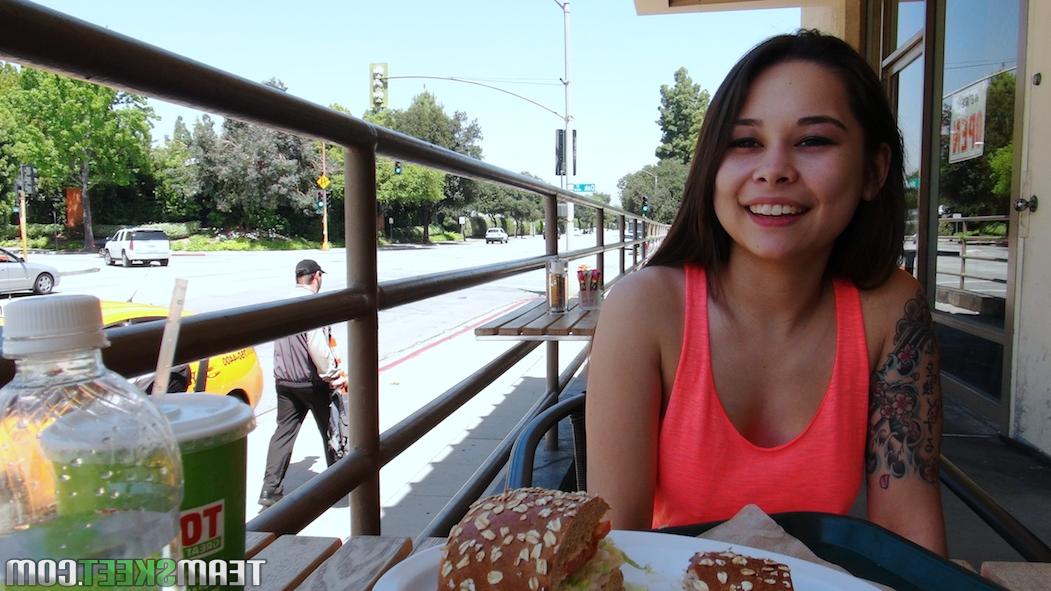 18P A adolescente asiática com tinta Mika Sparx faz um boquete no estranho em um carro