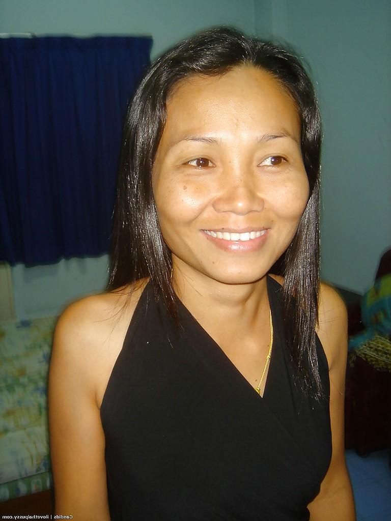 16P Femme mature asiatique en chaleur avec de petits seins se fait baiser par un mec blanc