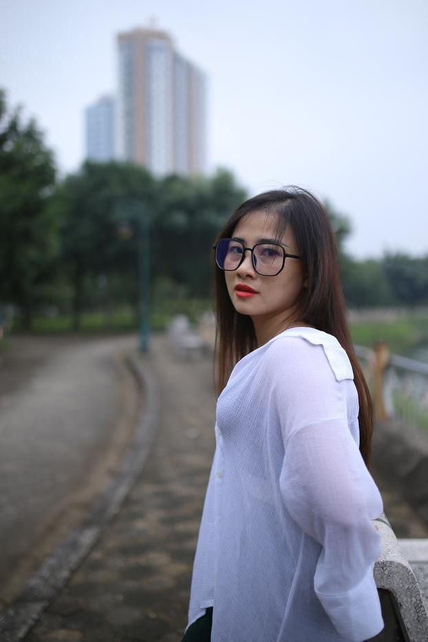 20P Pretty Asian babe Elena posing in her white shirt and pants outdoors