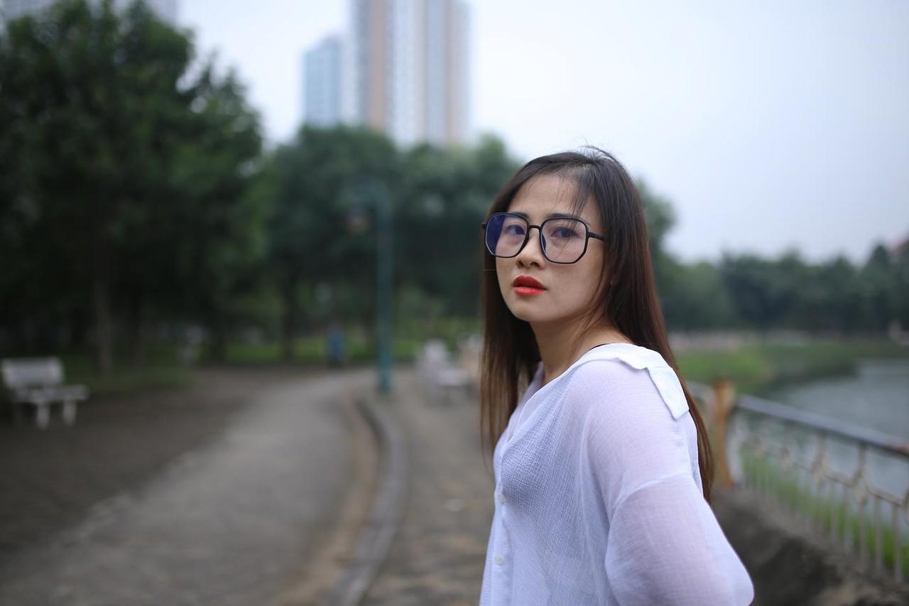 20P Pretty Asian babe Elena posing in her white shirt and pants outdoors