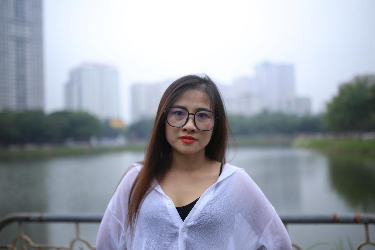 20P Pretty Asian babe Elena posing in her white shirt and pants outdoors