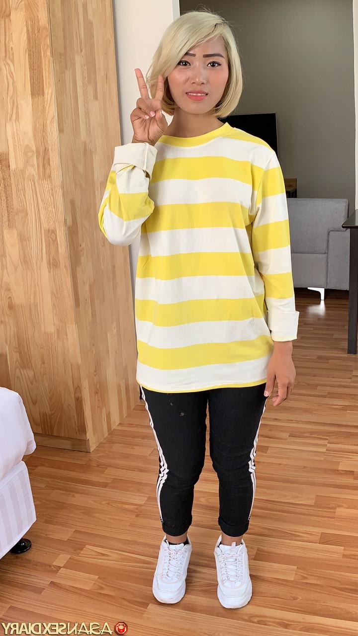 20P Loreann amadora asiática loira tira a roupa e fica com sua deliciosa buceta asiática desossada