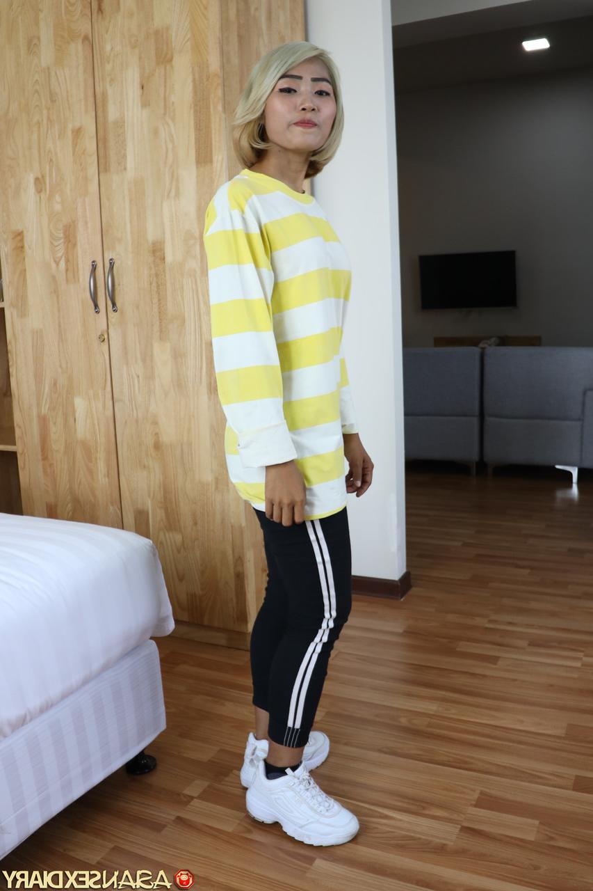 20P Loreann amadora asiática loira tira a roupa e fica com sua deliciosa buceta asiática desossada