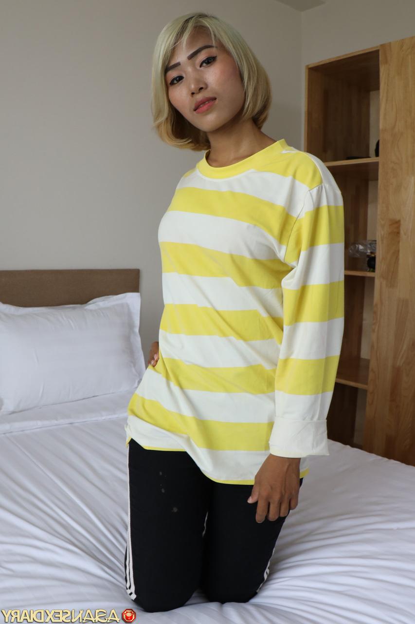 20P Loreann amadora asiática loira tira a roupa e fica com sua deliciosa buceta asiática desossada