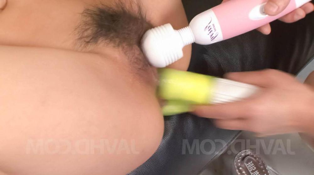 15P A garota japonesa peituda Ryuu Narushima se masturba durante o sexo MMF