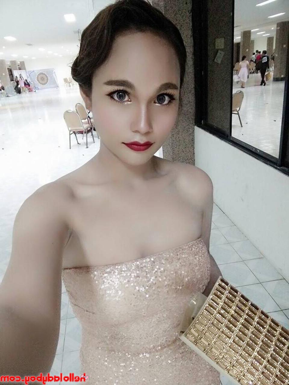 20P La dulce ladyboy asiática Ayumi posa con su ropa sexy y lencería en solitario