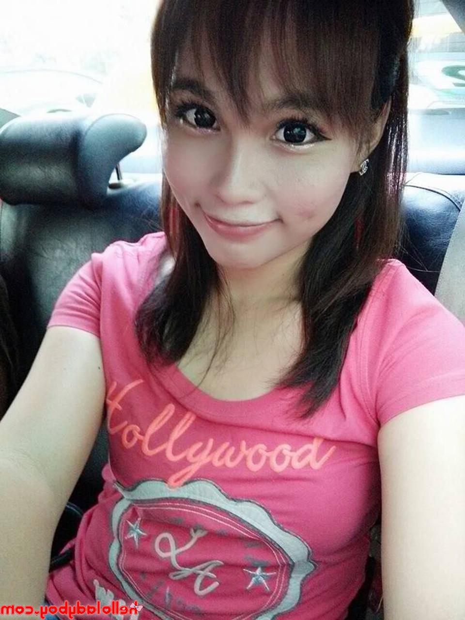 20P La dulce ladyboy asiática Ayumi posa con su ropa sexy y lencería en solitario
