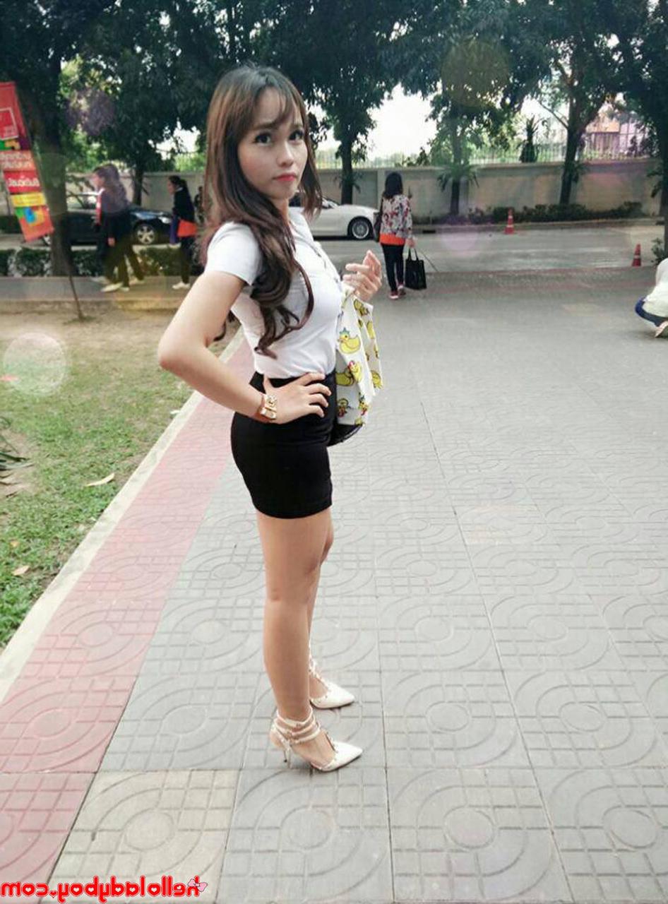 20P La dulce ladyboy asiática Ayumi posa con su ropa sexy y lencería en solitario