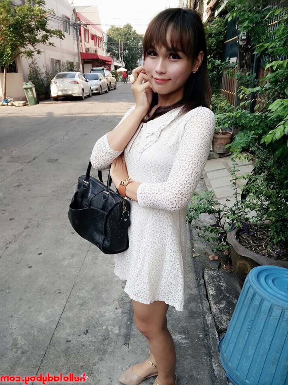 20P La dulce ladyboy asiática Ayumi posa con su ropa sexy y lencería en solitario