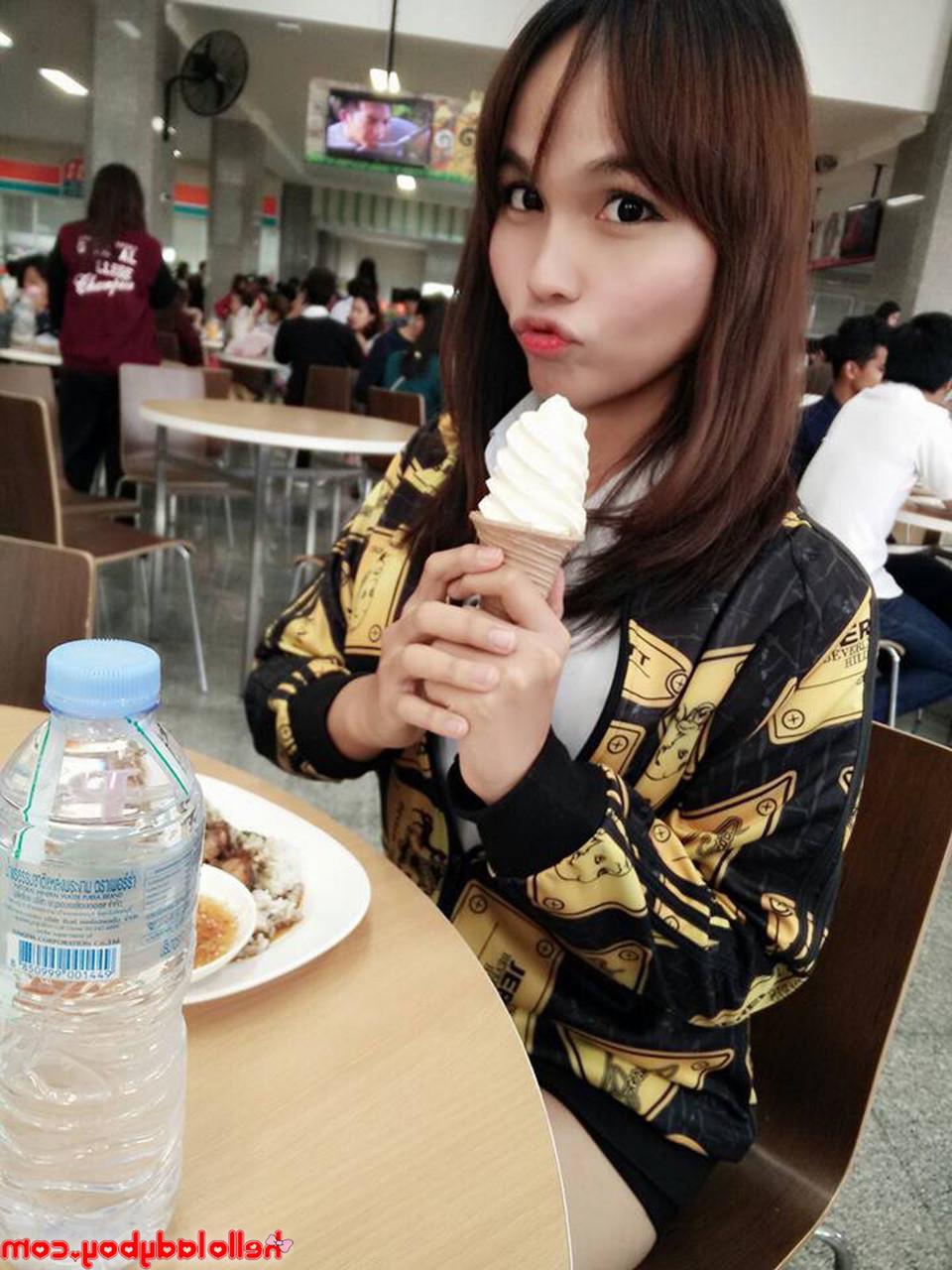 20P La dulce ladyboy asiática Ayumi posa con su ropa sexy y lencería en solitario