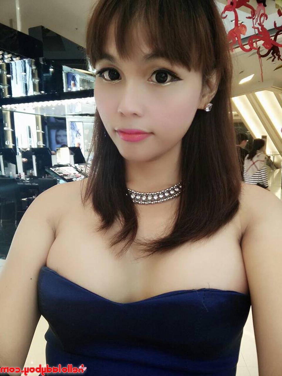 20P La dulce ladyboy asiática Ayumi posa con su ropa sexy y lencería en solitario