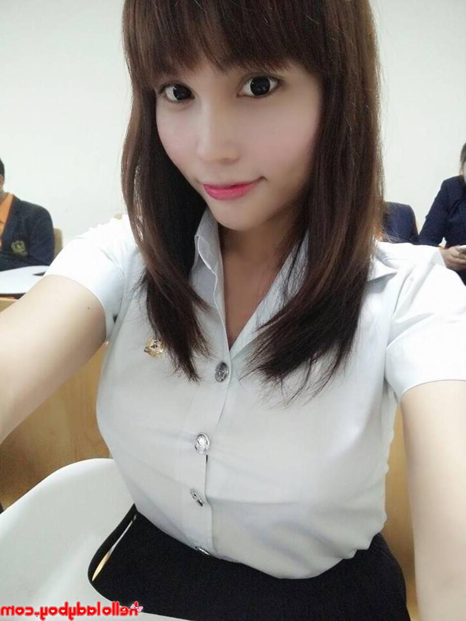 20P La dulce ladyboy asiática Ayumi posa con su ropa sexy y lencería en solitario