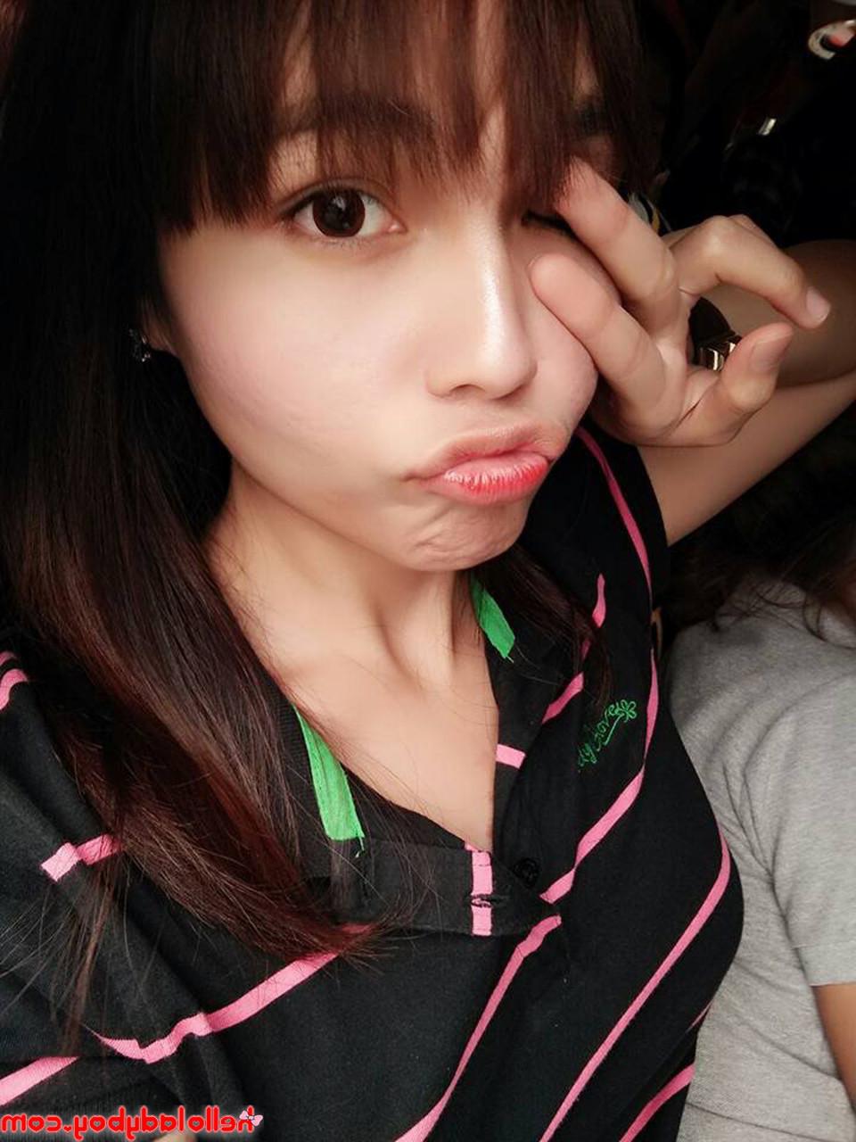 20P La dulce ladyboy asiática Ayumi posa con su ropa sexy y lencería en solitario