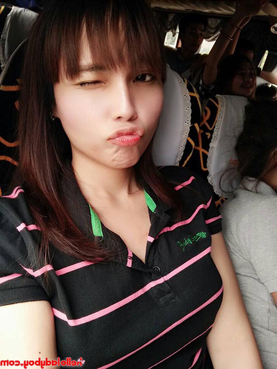 20P La dulce ladyboy asiática Ayumi posa con su ropa sexy y lencería en solitario
