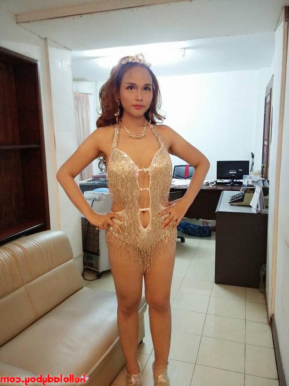 20P La dulce ladyboy asiática Ayumi posa con su ropa sexy y lencería en solitario