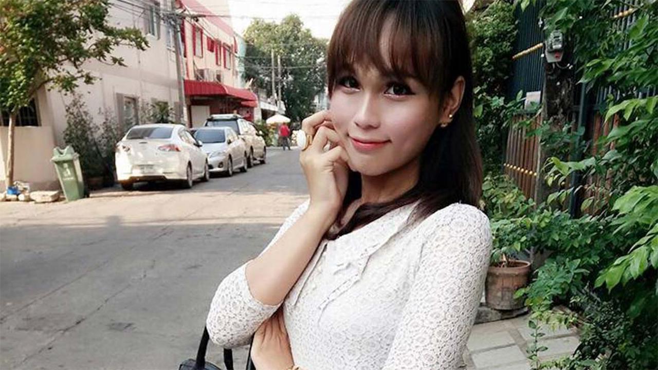 20P La dulce ladyboy asiática Ayumi posa con su ropa sexy y lencería en solitario