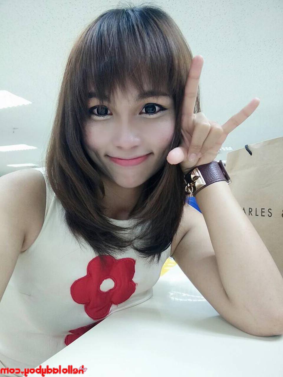 20P La dulce ladyboy asiática Ayumi posa con su ropa sexy y lencería en solitario