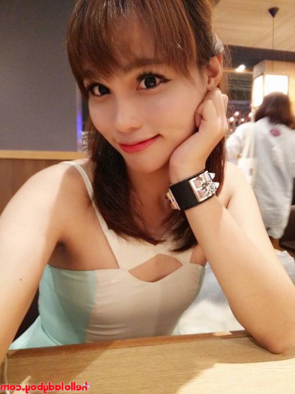 20P La dulce ladyboy asiática Ayumi posa con su ropa sexy y lencería en solitario