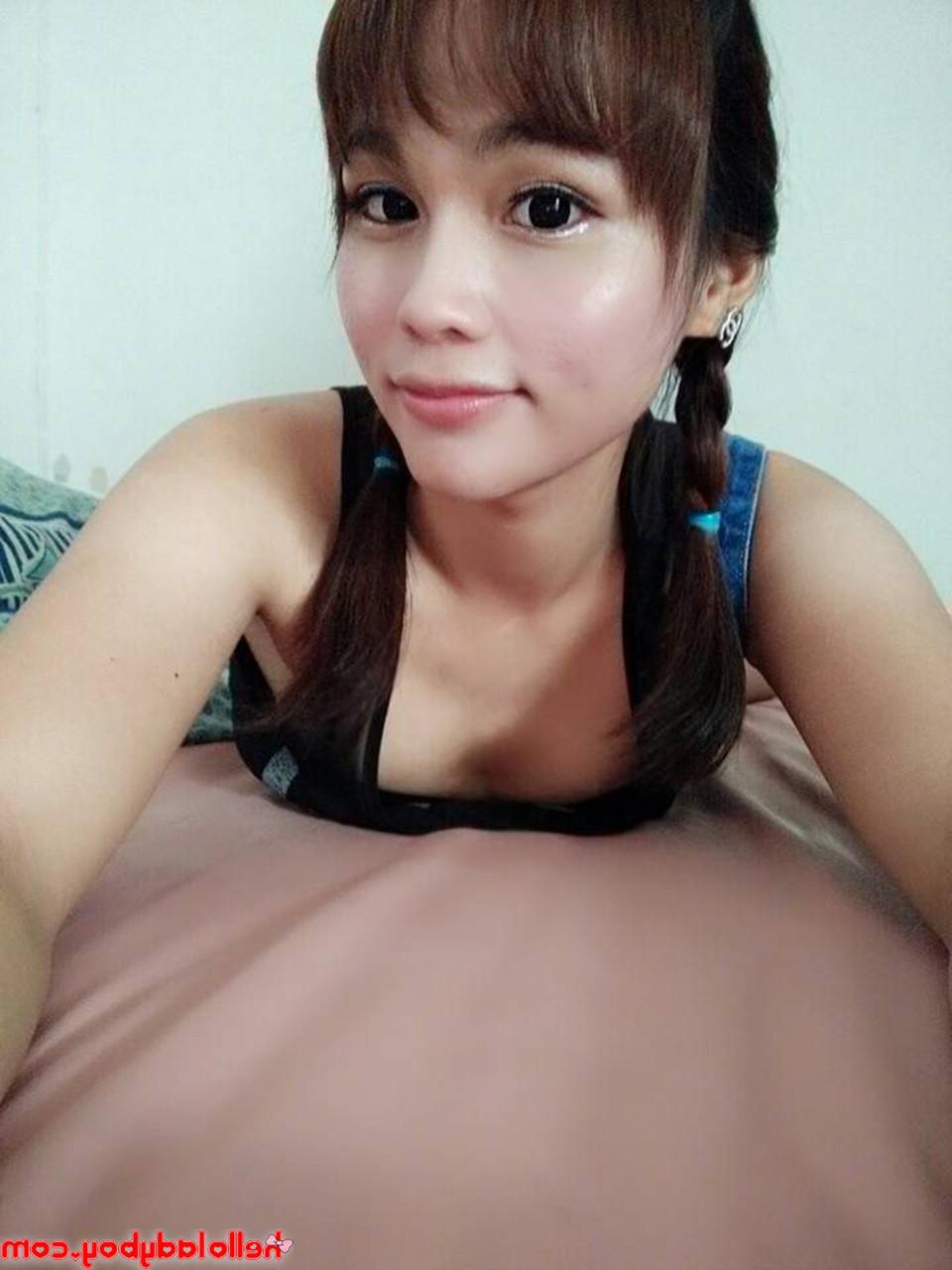 20P La dulce ladyboy asiática Ayumi posa con su ropa sexy y lencería en solitario