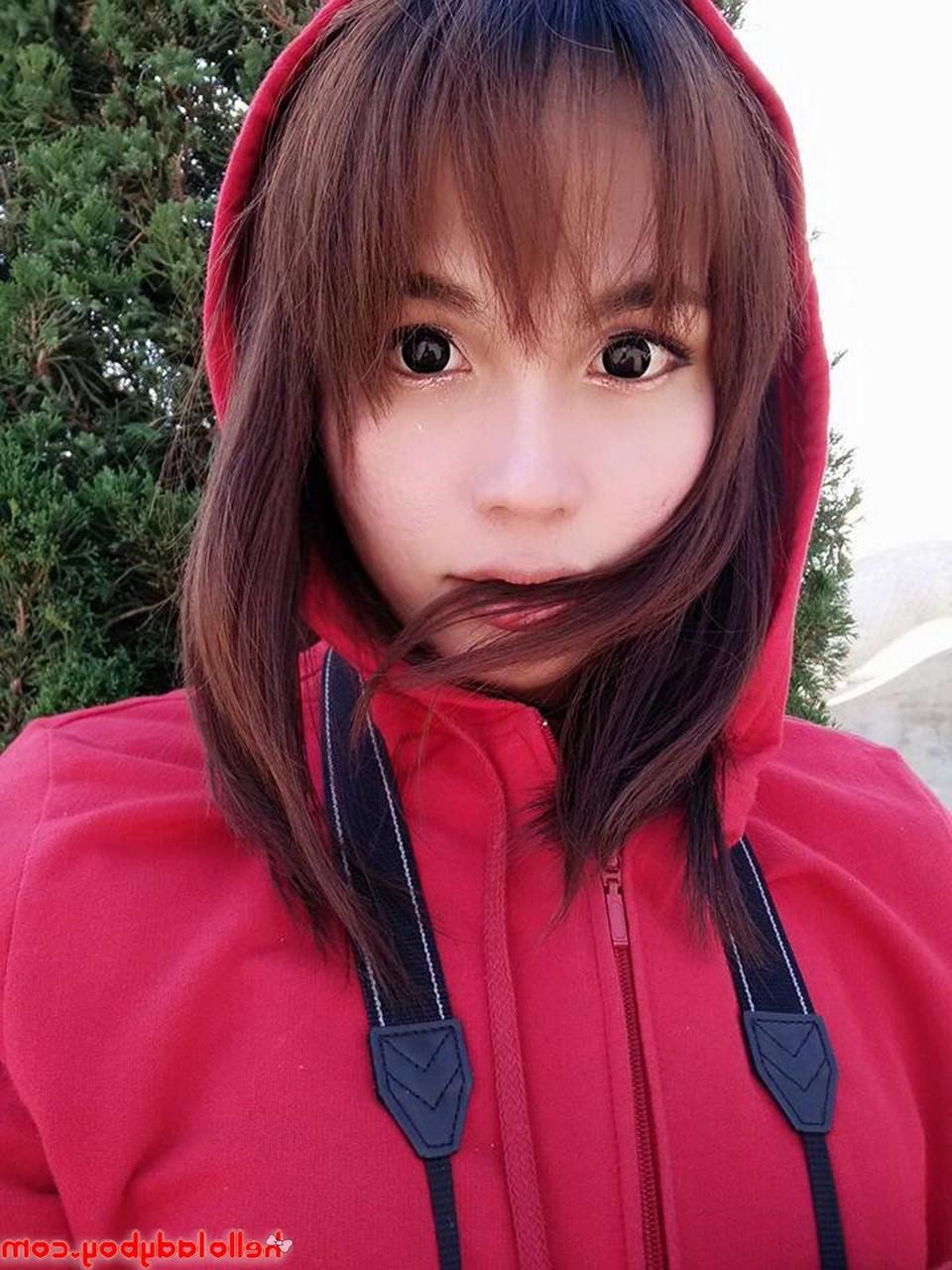 20P La dulce ladyboy asiática Ayumi posa con su ropa sexy y lencería en solitario