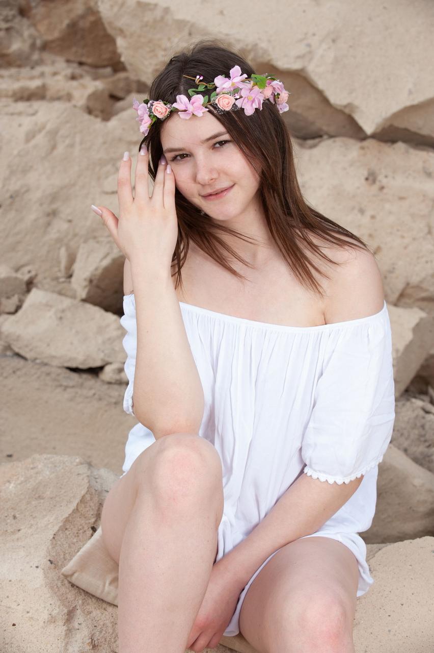 20P Glamorous teen Matty undressing and fingering her coochie outdoors