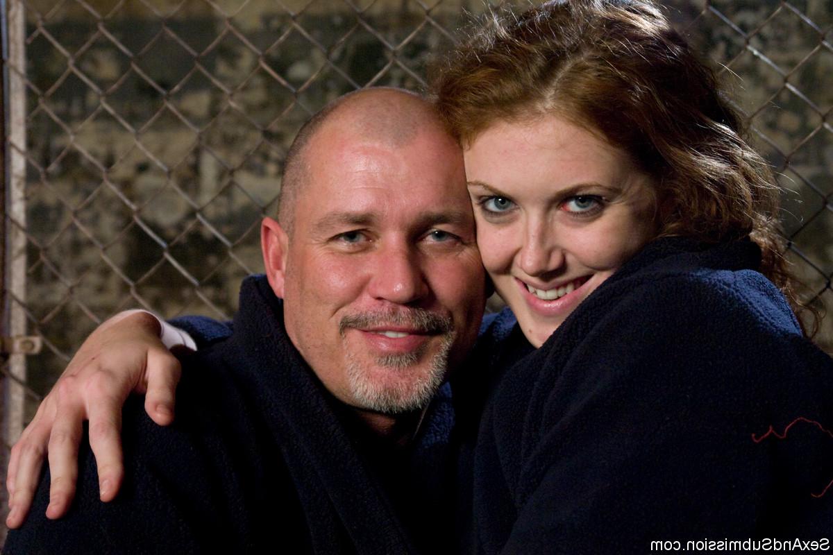20P ボンデージ姿の熟女サブリナ・フォックスがハードディッキングと口内射精