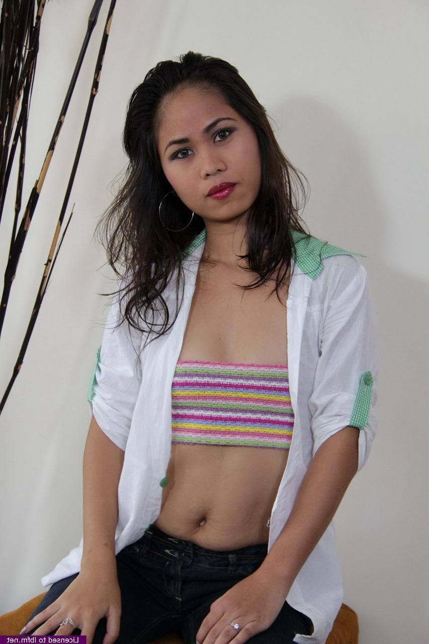 12P Pequena menina asiática mostra sua buceta raspada depois de remover lentamente as roupas