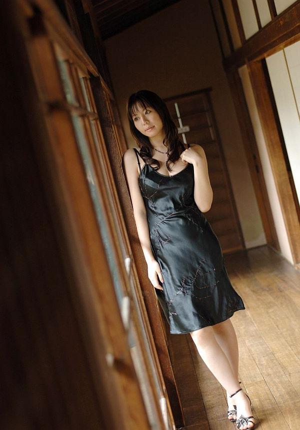 16P La jolie japonaise Ai Takeuti montre son joli cul dans de la lingerie sensuelle.