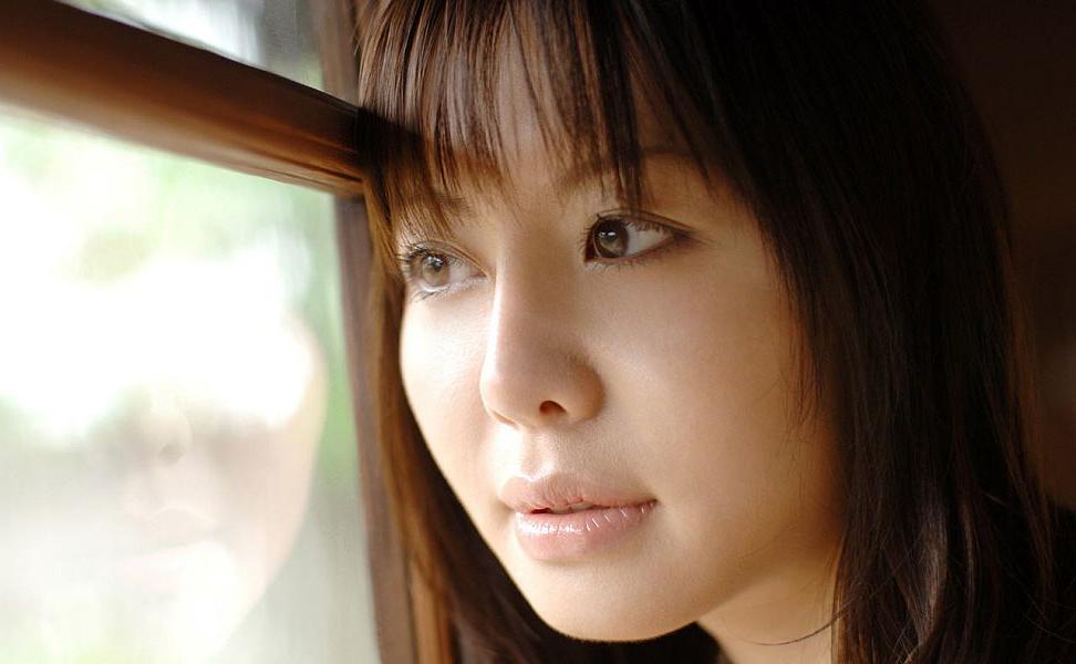 16P La jolie japonaise Ai Takeuti montre son joli cul dans de la lingerie sensuelle.