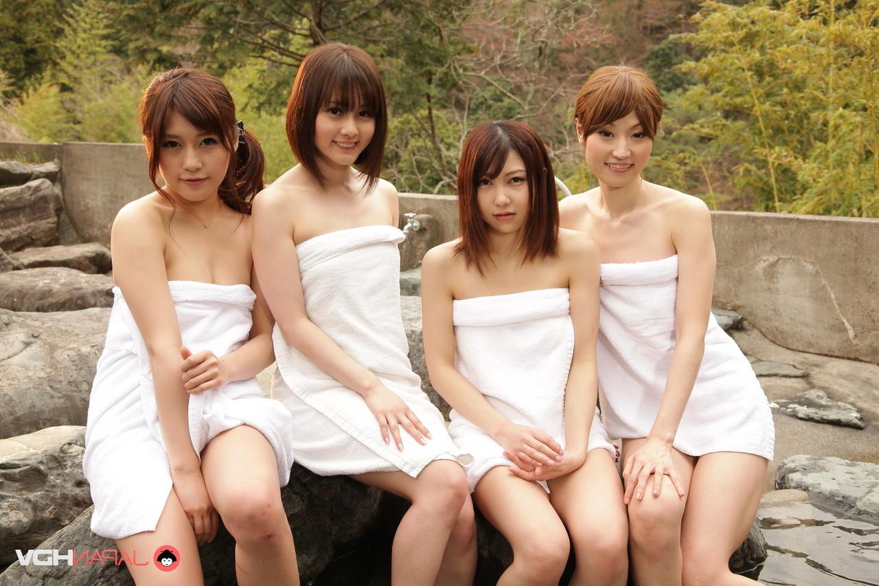 15P Garotas japonesas nuas são acompanhadas por seus namorados enquanto estão na água