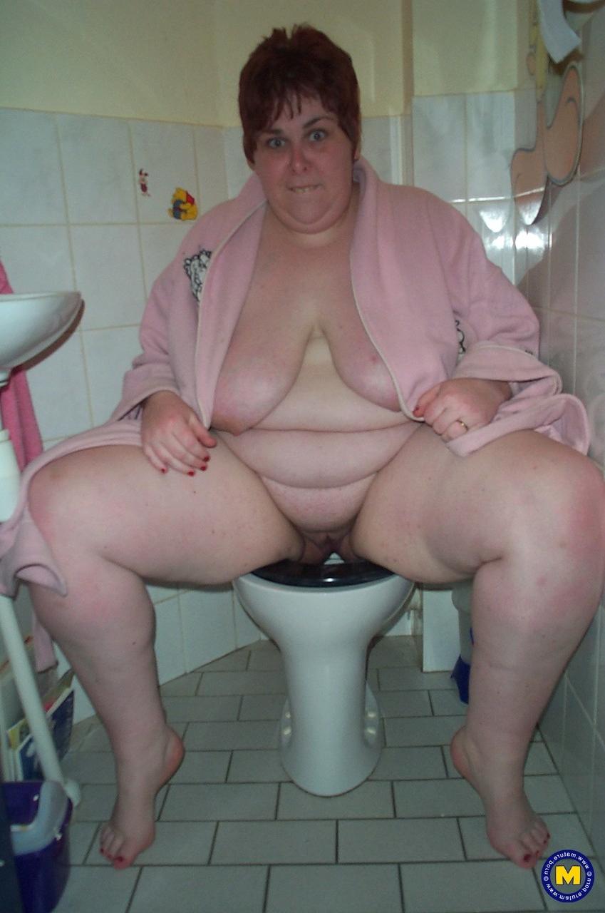 20P Amador BBW Jolanda apertando seus peitos grandes e brincando com sua buceta