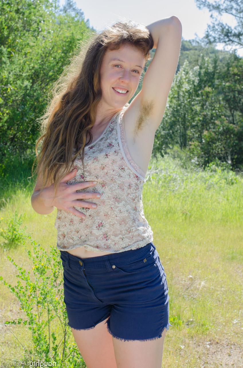 20P Die hübsche Amateurin Roxanne zieht sich aus und zeigt ihre sehr haarige Muschi im Freien